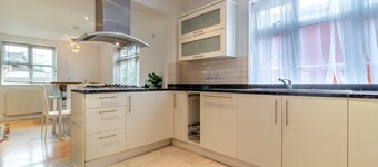 6 bedroom accommodation in Ipswich