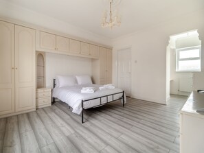 6 bedrooms, free WiFi, bed sheets