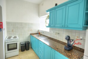 Frigorífico, horno, placa de cocina y cafetera o tetera