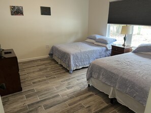 3 bedrooms, in-room safe, free WiFi, bed sheets - 3 full baths less 2 miles to white sand beach sleep 12 people (Navarre)