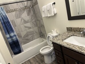 シャワー、ヘアドライヤー、タオル、石鹸