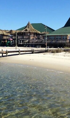 Beach nearby - 3 full baths less 2 miles to white sand beach sleep 12 people (Navarre)