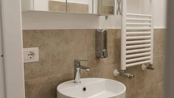 Doccia, asciugacapelli, bidet, asciugamani