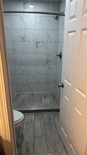 Standard Double Room | Bathroom | Hair dryer, towels, soap, shampoo - PACIFIC EXPRESS INN (Merced)