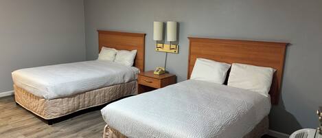 Kamar Double Standar | Seprai premium, meja kerja, dan ruang kerja ramah laptop