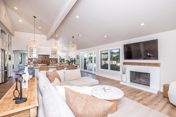 Smart TV, fireplace, table football, computer monitors - The Retreat: Game Room, Pool Table, Pool & Hot tub (Escondido)