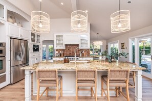 Fridge, microwave, oven, stovetop - The Retreat: Game Room, Pool Table, Pool & Hot tub (Escondido)