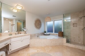 Hair dryer, towels, soap, shampoo - The Retreat: Game Room, Pool Table, Pool & Hot tub (Escondido)