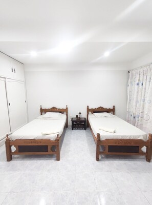 4 bedrooms, iron/ironing board, WiFi, bed sheets