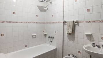 Douche, bidet, serviettes fournies, savon