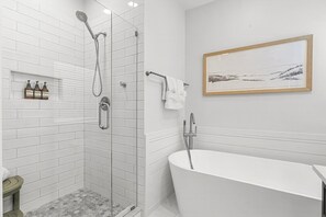 Een douche, een haardroger, handdoeken, zeep