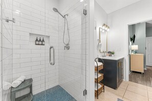 Douche, sèche-cheveux, serviettes fournies, savon