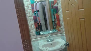 Habitación doble Deluxe | Baño | Amenidades de baño de diseñador, secadora de cabello, toallas, jabón