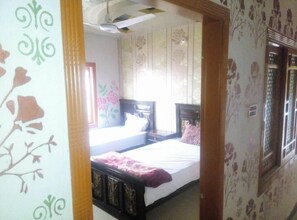 Chambre Deluxe double | SystĂšme dâinsonorisation, fer et planche Ă repasser