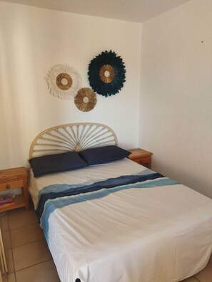 1 bedroom, iron/ironing board, travel cot, bed sheets - Grand Studio à 200 m de la mer (Fréjus)