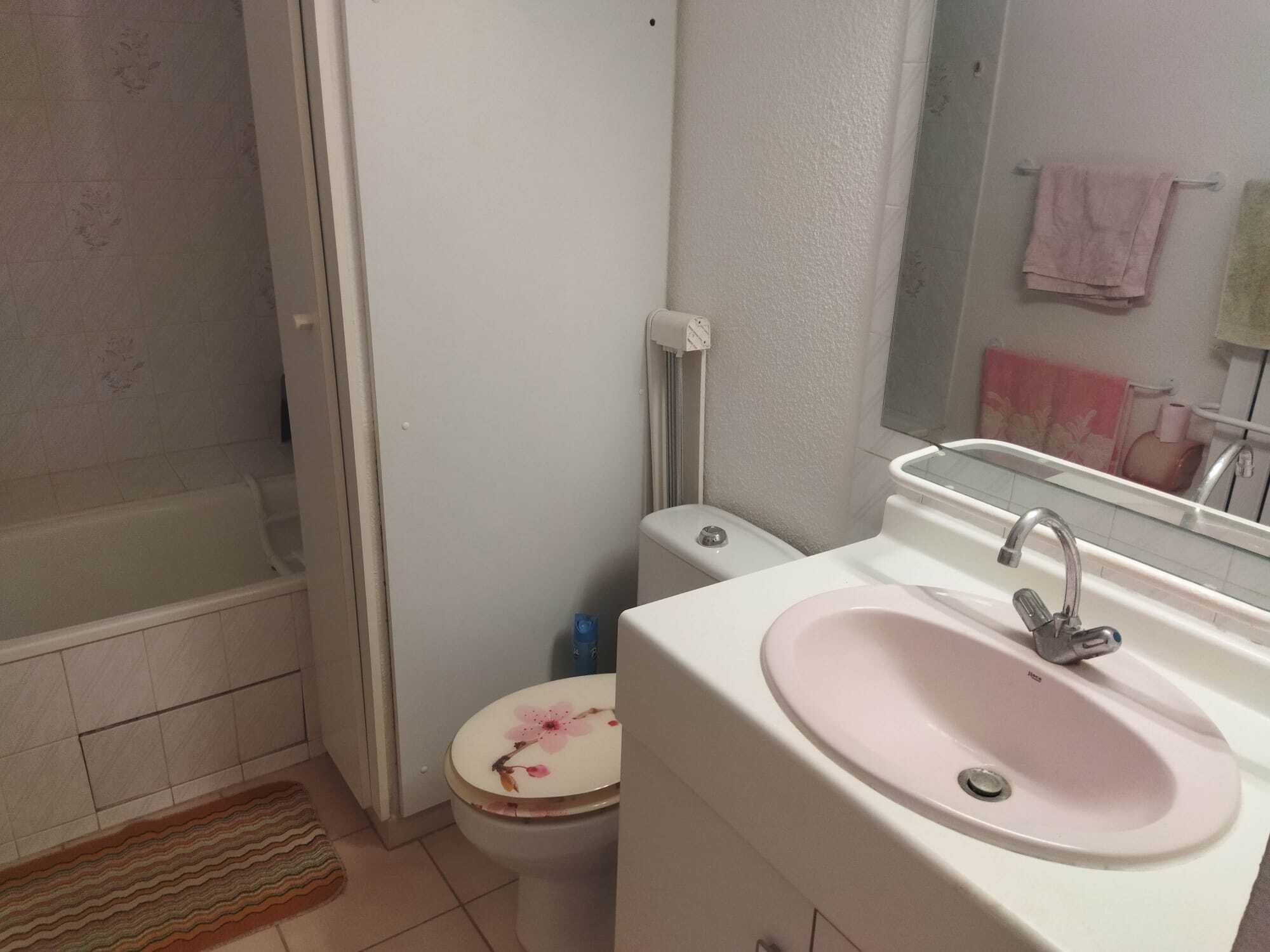 Un baño con inodoro, lavamanos y ducha.