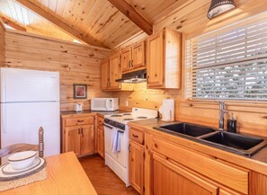 Kylskåp, mikrovågsugn, ugn och spishäll