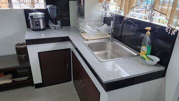 Réfrigérateur, four à micro-ondes, surface de cuisson