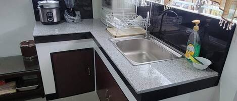 Køleskab, mikrobølgeovn, kogeplade, elkedel