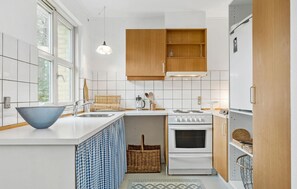 Kjøleskap, kokeplater og kaffetrakter/tekoker