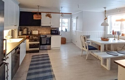 Amazing home in Vikarbyn with kitchen