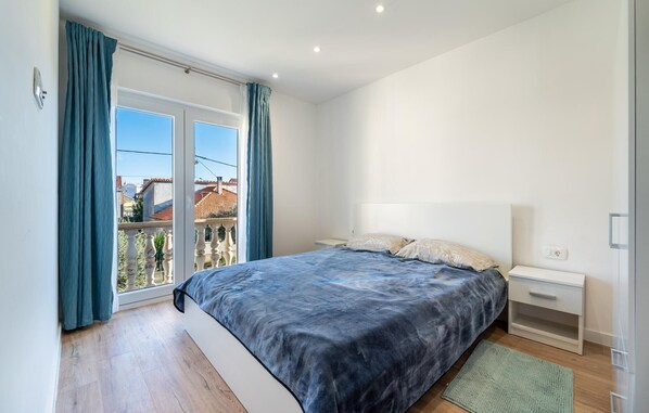 1 bedroom, free WiFi, bed sheets - Beach front apartment in Zadar with WiFi (Zadar)