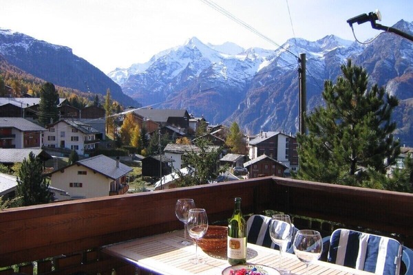 Blick von Balkon auf Berge