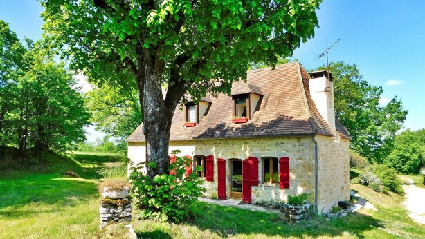 A stone house with red shutters, a tiled roof, and a tree in front. - La Metairie De La Garenne (Nadaillac De Rouge)