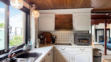 Refrigerador, lavavajillas y cafetera y tetera
