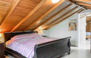 2 bedrooms, iron/ironing board, travel cot, free WiFi