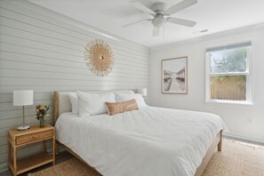 4 bedrooms, iron/ironing board, free WiFi - The Sea Shadow - Walk to Beach! (Isle of Palms)