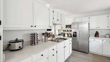 Micro-ondes, lave-vaisselle, cafetiĂšre/bouilloire, grille-pain