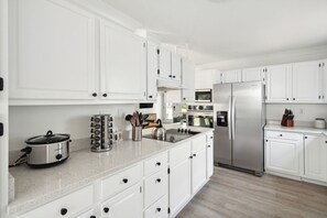 Mikrowelle, Geschirrspüler, Wasserkocher mit Kaffee-/Teezubehör, Toaster