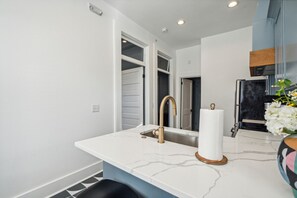 Interior - Spring Complex - Walk to King St (Charleston)