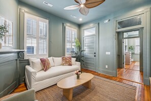 Smart TV - Spring Complex - Walk to King St (Charleston)