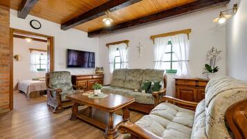 Smart-tv, eldstad och en stereo