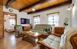 Smart TV, fireplace, stereo