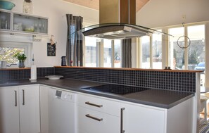 Frigorifero, forno, piano cottura, lavastoviglie