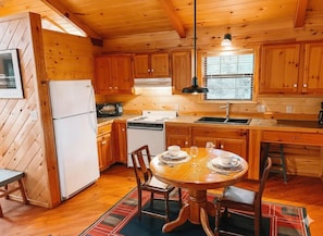 Fridge, microwave, oven, stovetop - Romantic Penthouse Cabin | Jacuzzi (Ruidoso)