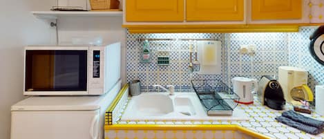 Fridge, microwave, oven, coffee/tea maker