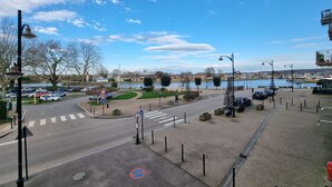 A waterfront street with a pedestrian crossing, parked cars, and a no-entry sign. - ⚓ L’Avant Port | Stunning View of Honfleur’s Outer Harbor | 65 m² | 4 Guest (Honfleur)
