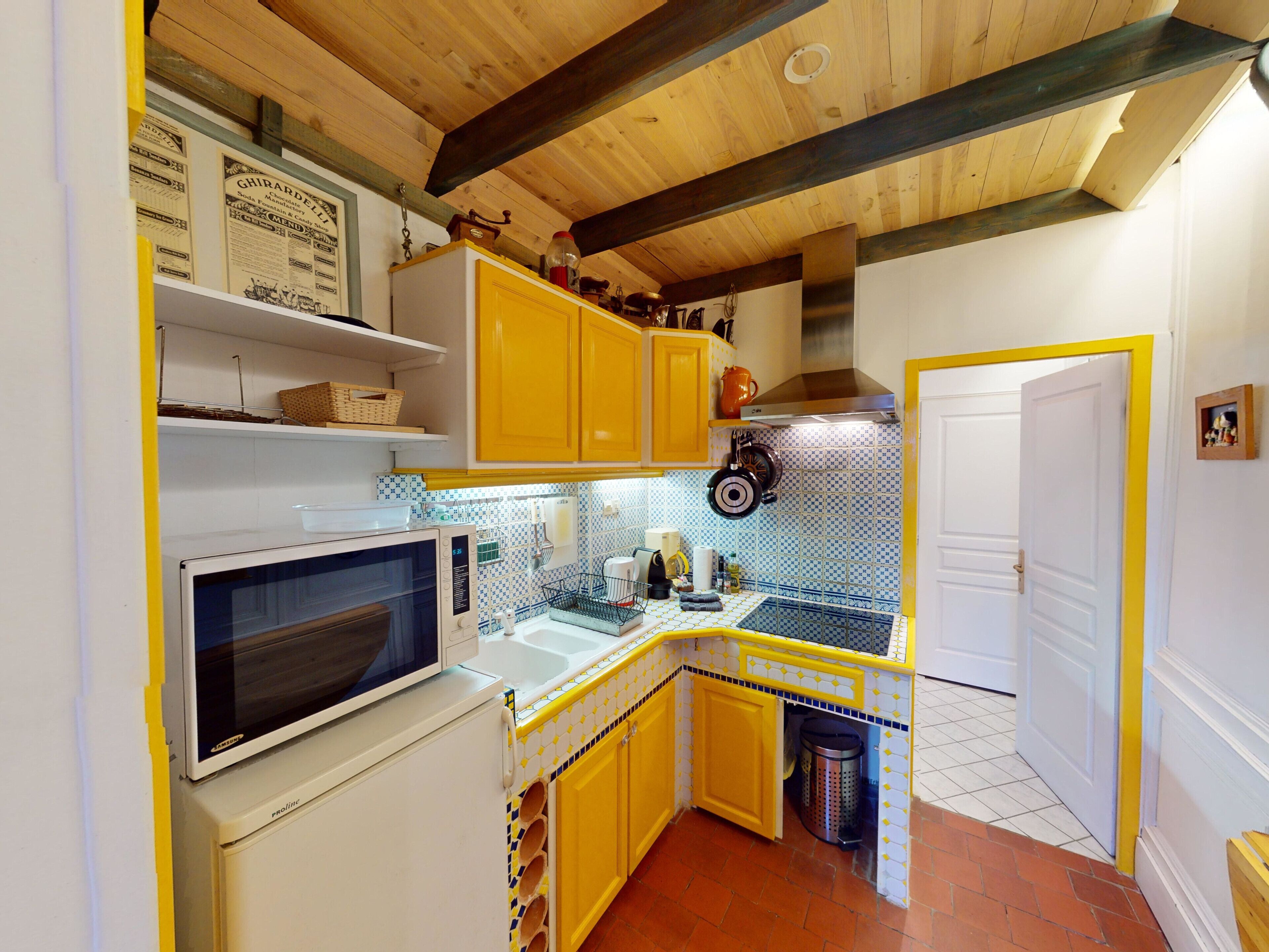 Réfrigérateur, micro-ondes, four, cafetière/bouilloire