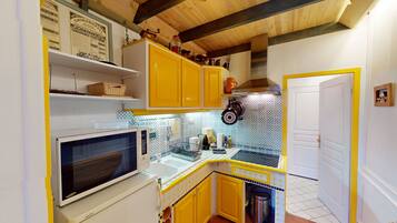 Réfrigérateur, micro-ondes, four, cafetiÚre/bouilloire