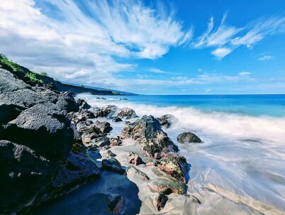 2 Bed 2 Bath Surfing & Snorkeling in Kahaluu Bay