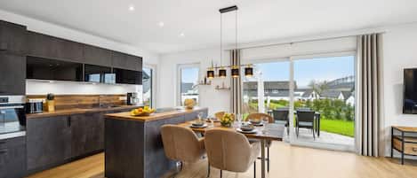 Fridge, stovetop, dishwasher, coffee/tea maker