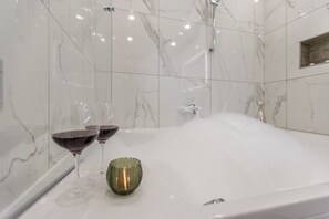 Dusche, Haartrockner, Handtücher, Seife