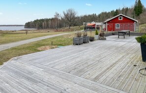 Outdoor dining - Lovely home in Glanshammar with kitchen (Glanshammar)