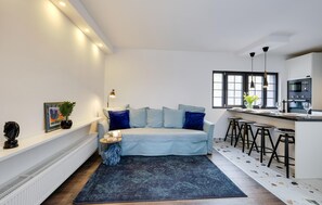 Smart TV, fireplace, stereo