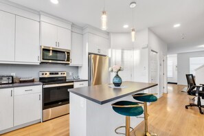 Kylskåp, mikrovågsugn, ugn och spishäll