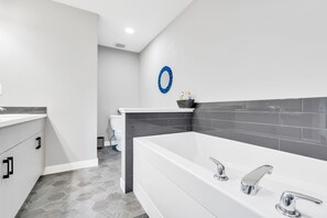 Jetted tub, hair dryer, bidet, towels